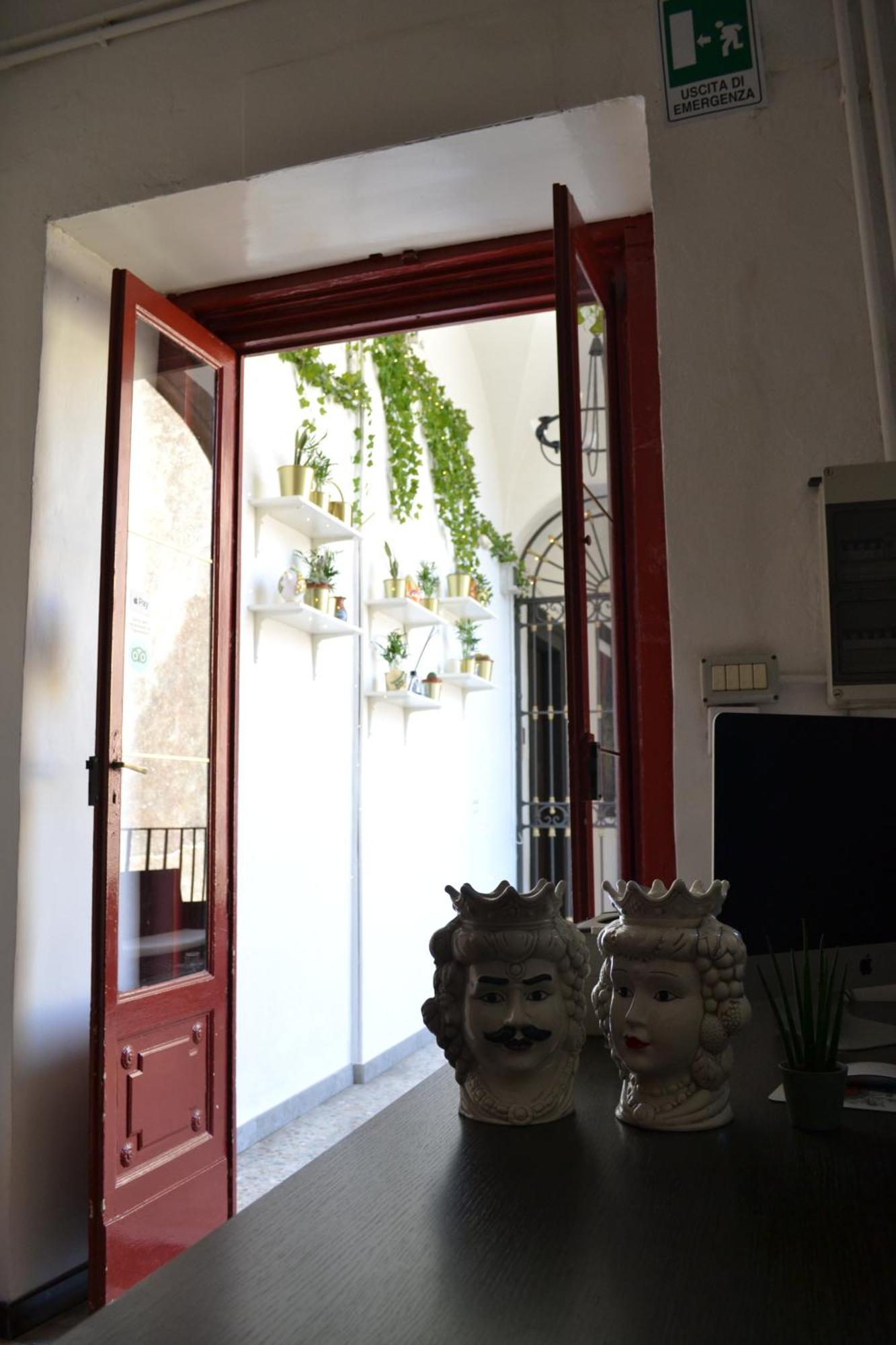Il Teatro Rooms Aeroporto di Catania Fontana Rossa Esterno foto